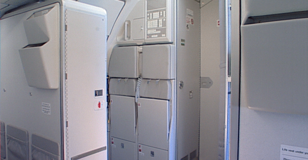 A quick view of a flight attendant jumpseat on a SAAB340 a…